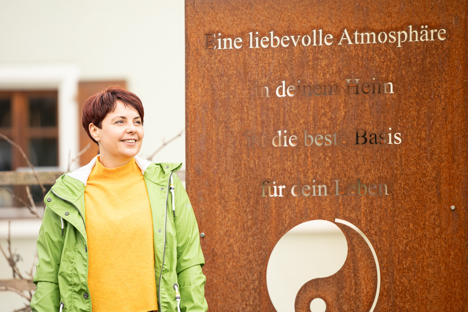 Diana Neu Portrait 5 Diana Neu vor Schild