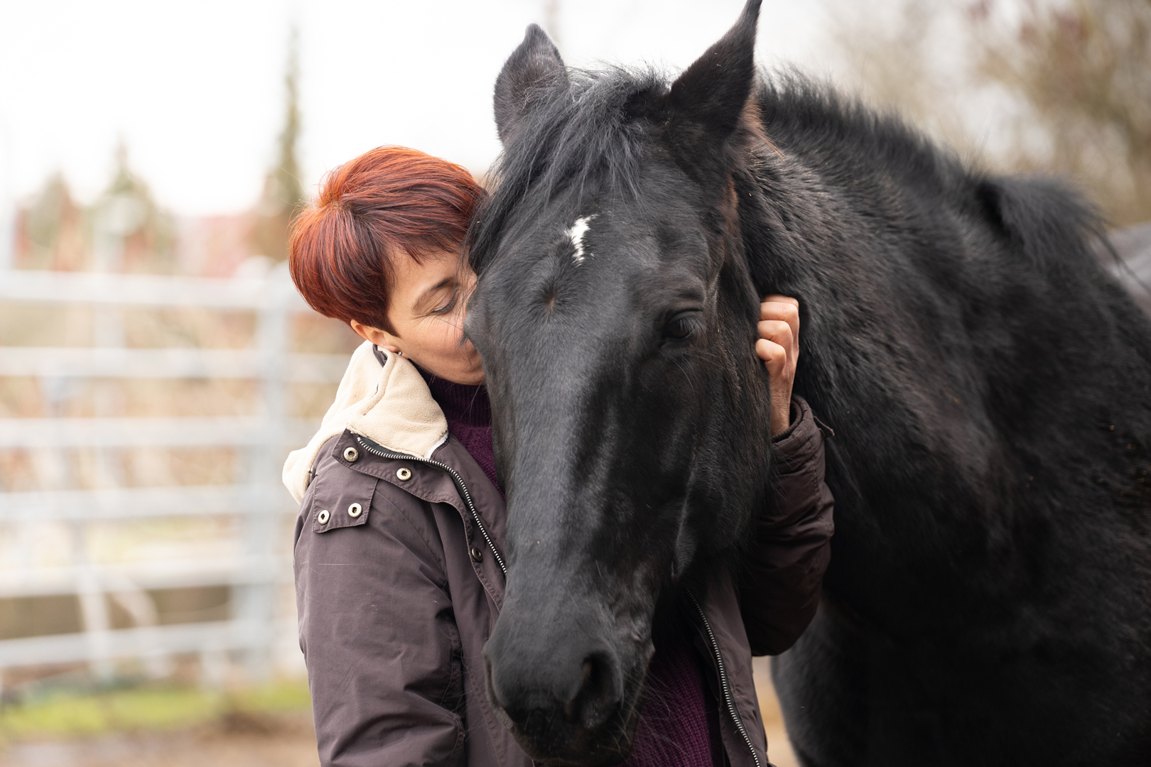 Diana Neu mit ihrem Pferd in der Natur.