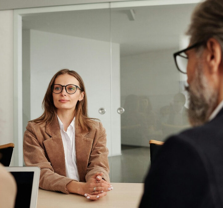 Schluss mit angepasst: So durchbrichst du die gläserne Decke auf deine Art – Coaching für Führungskräfte