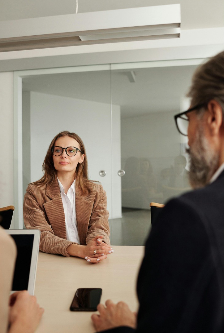 Junge Frau in Office Meeting