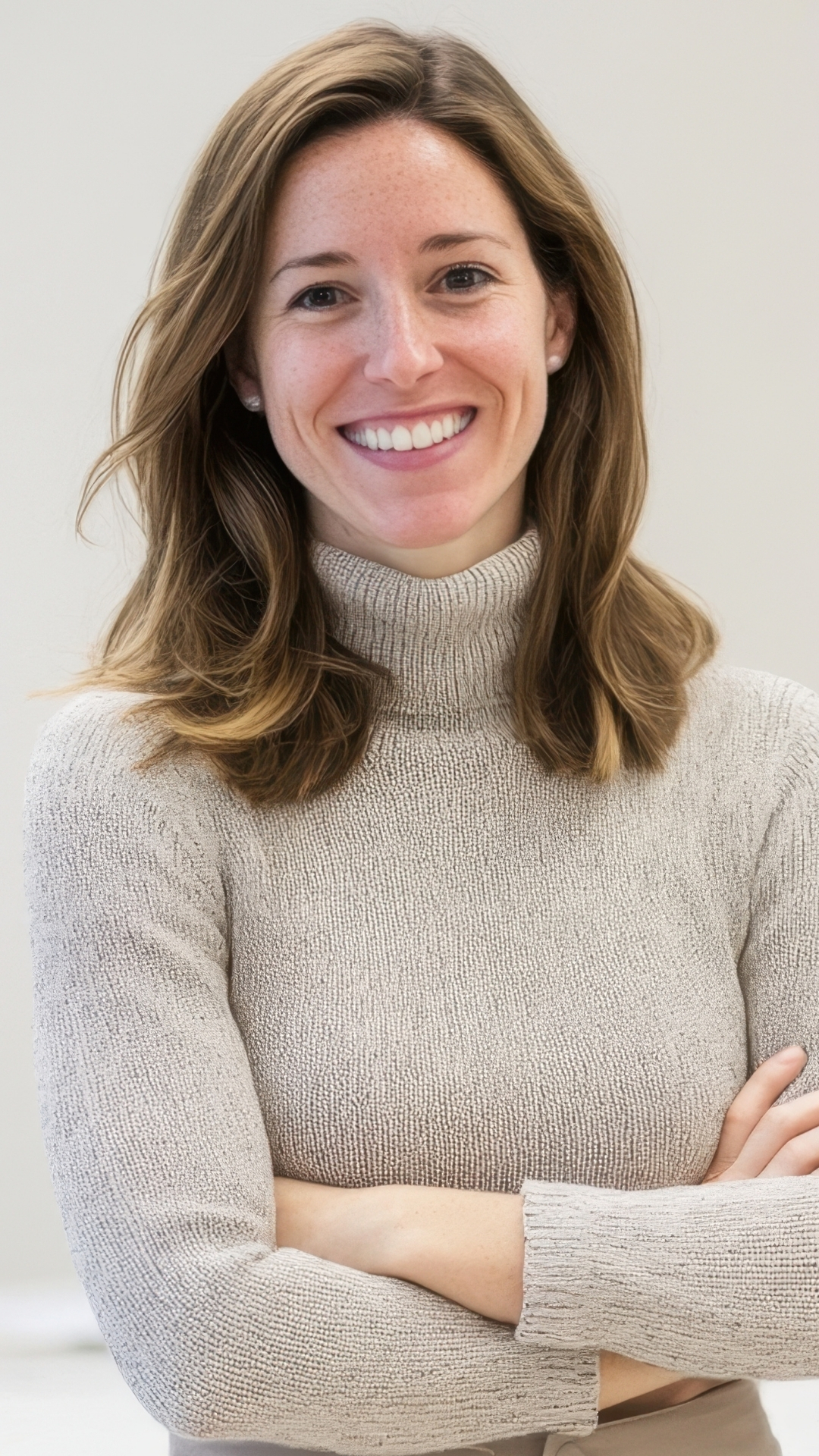 Führungskraft souverän in die Kamera schauend